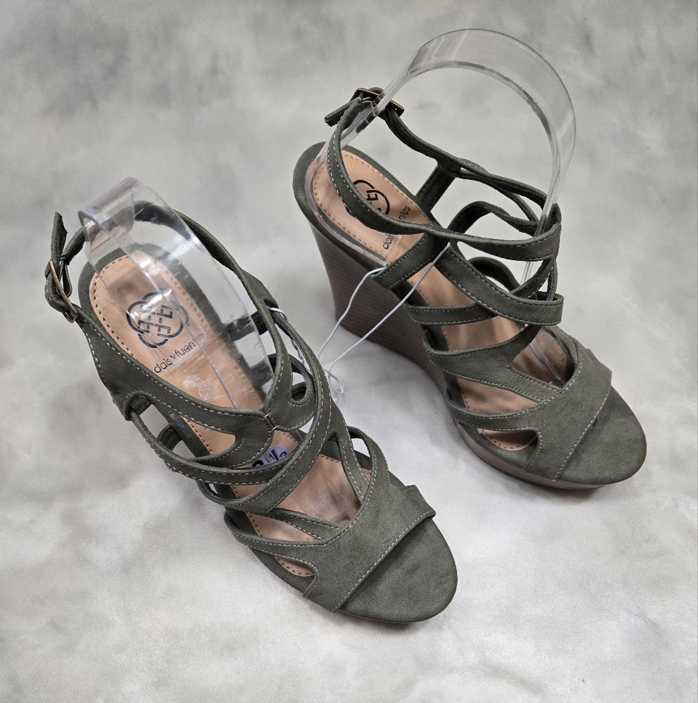 Daisy Fuentes Stylish Sage Green 5" Wedge Sandals Size 8.5M - Picture 2 of 5